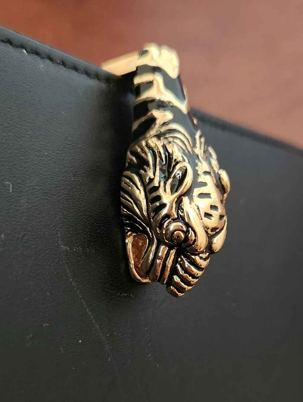 Gucci Black Leather Tiger Clasp Wallet - Picture 8 of 10